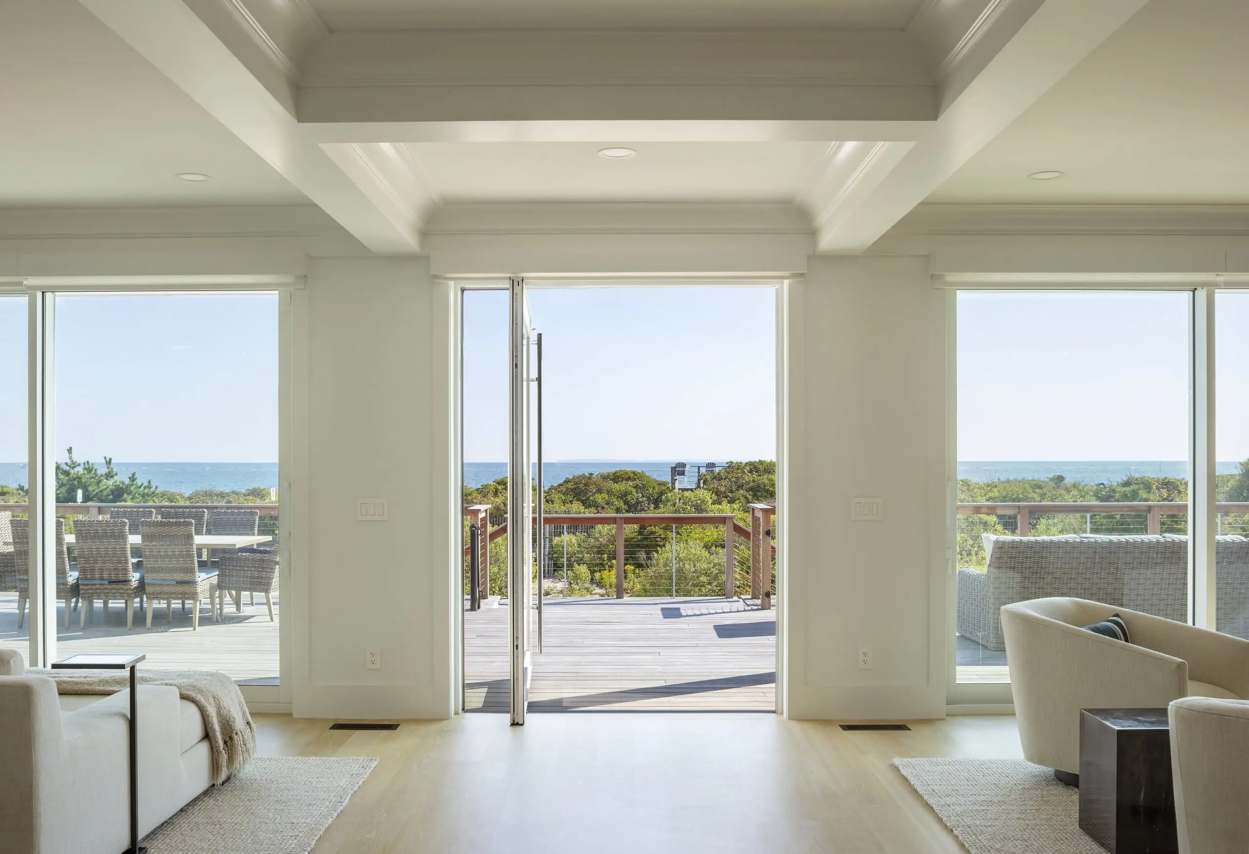 beachhouse-living-room-outward