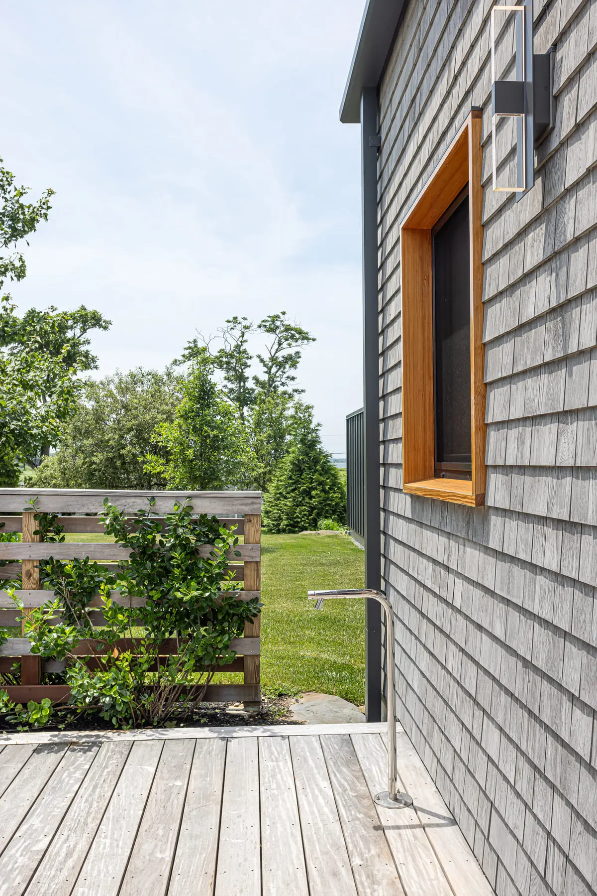 seapowet-front-deck-side