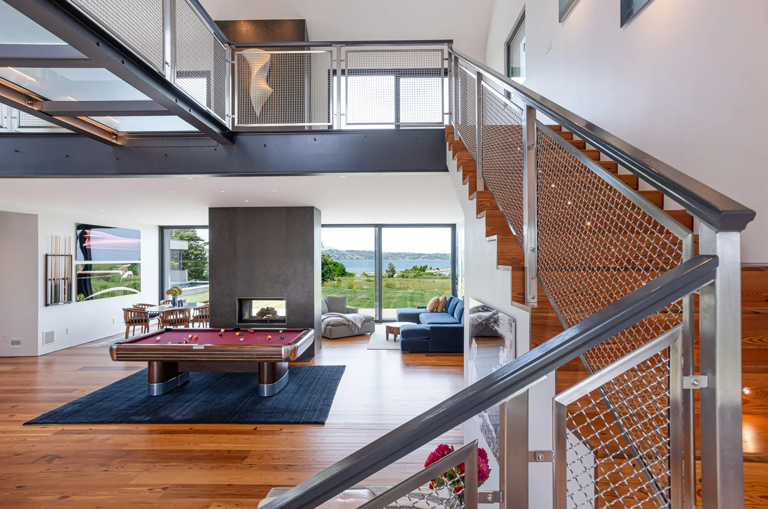 seapowet-stairs-living-room