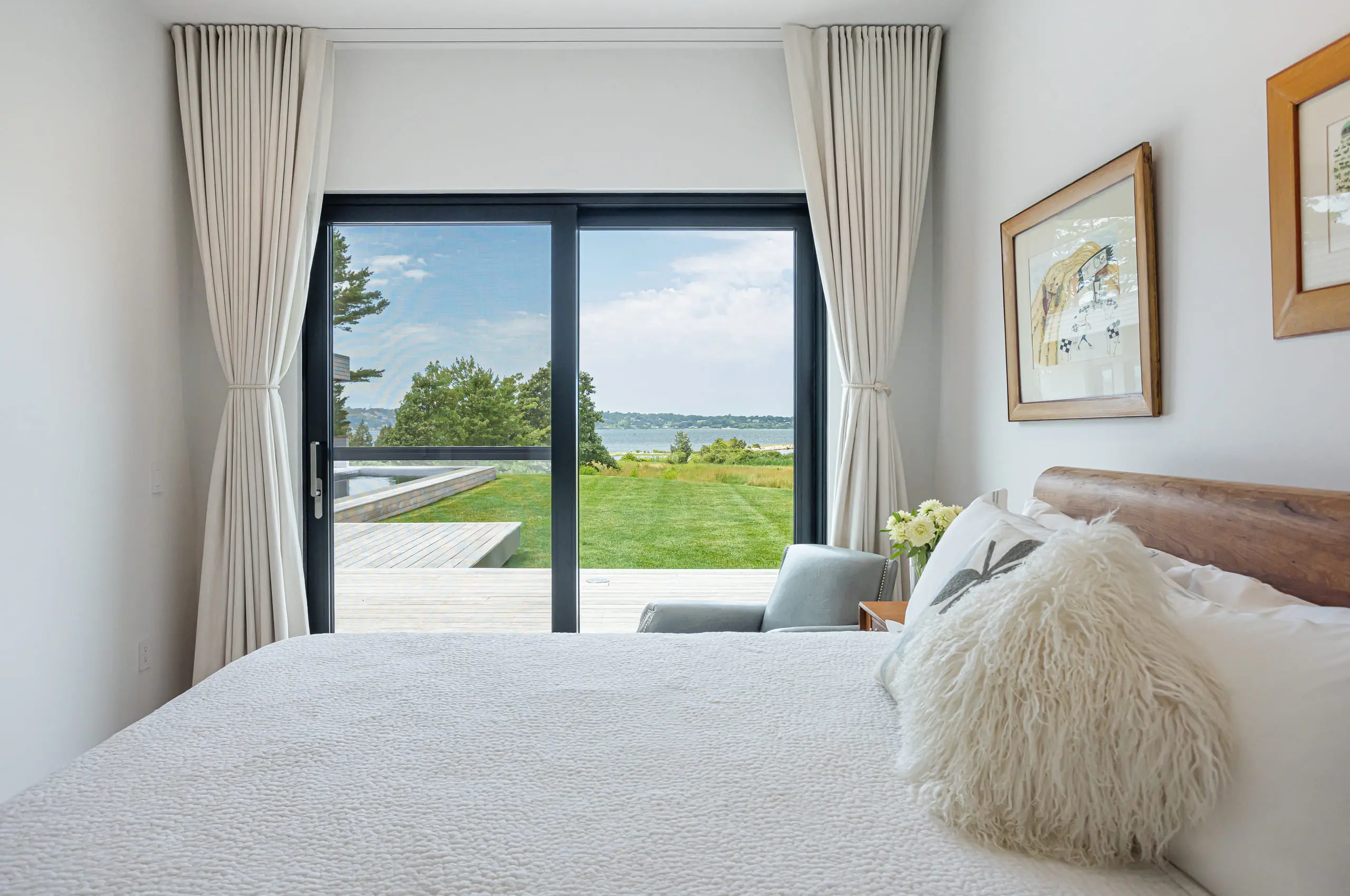 seapowet-bedroom-pool-view