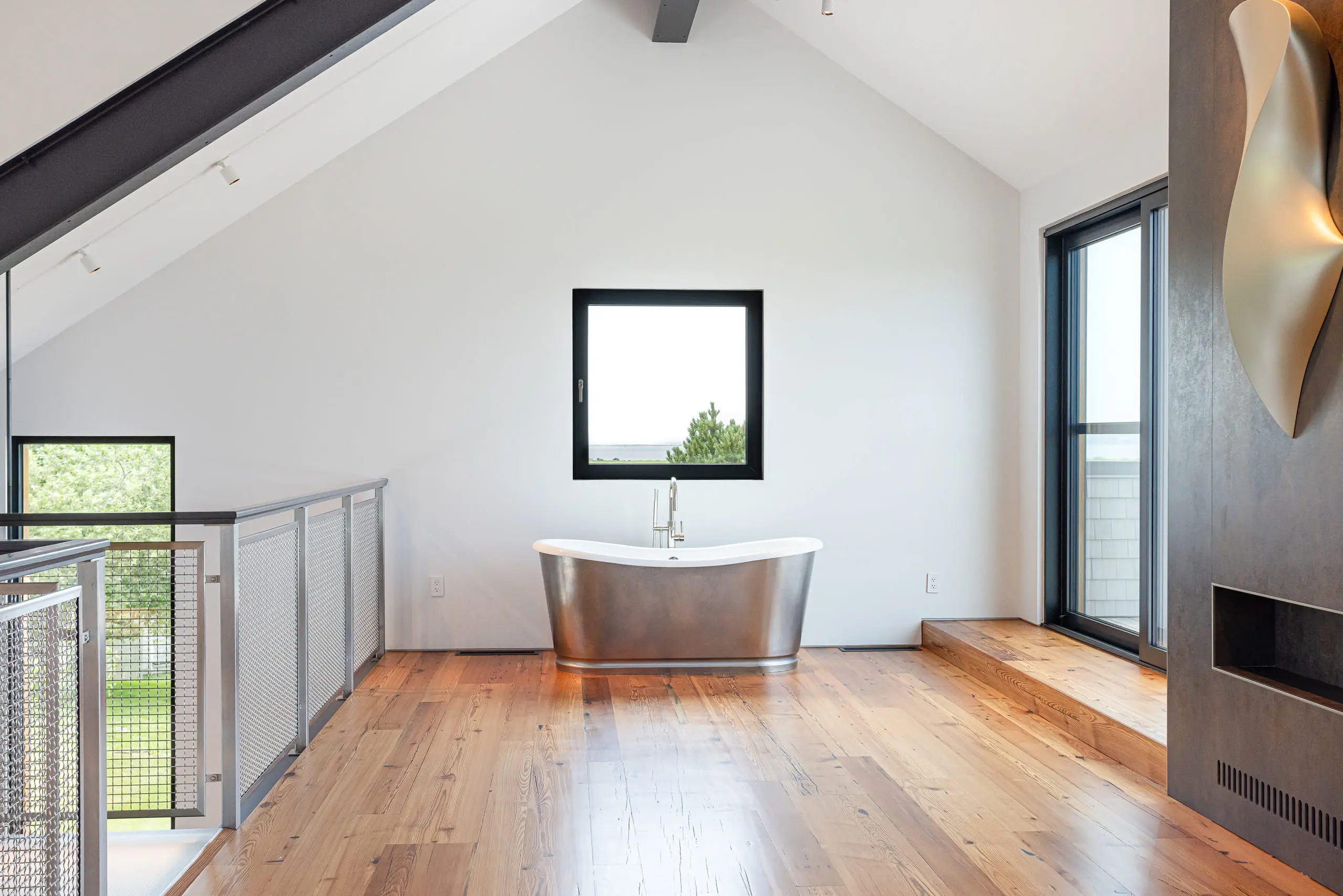 seapowet-upstairs-tub-detail