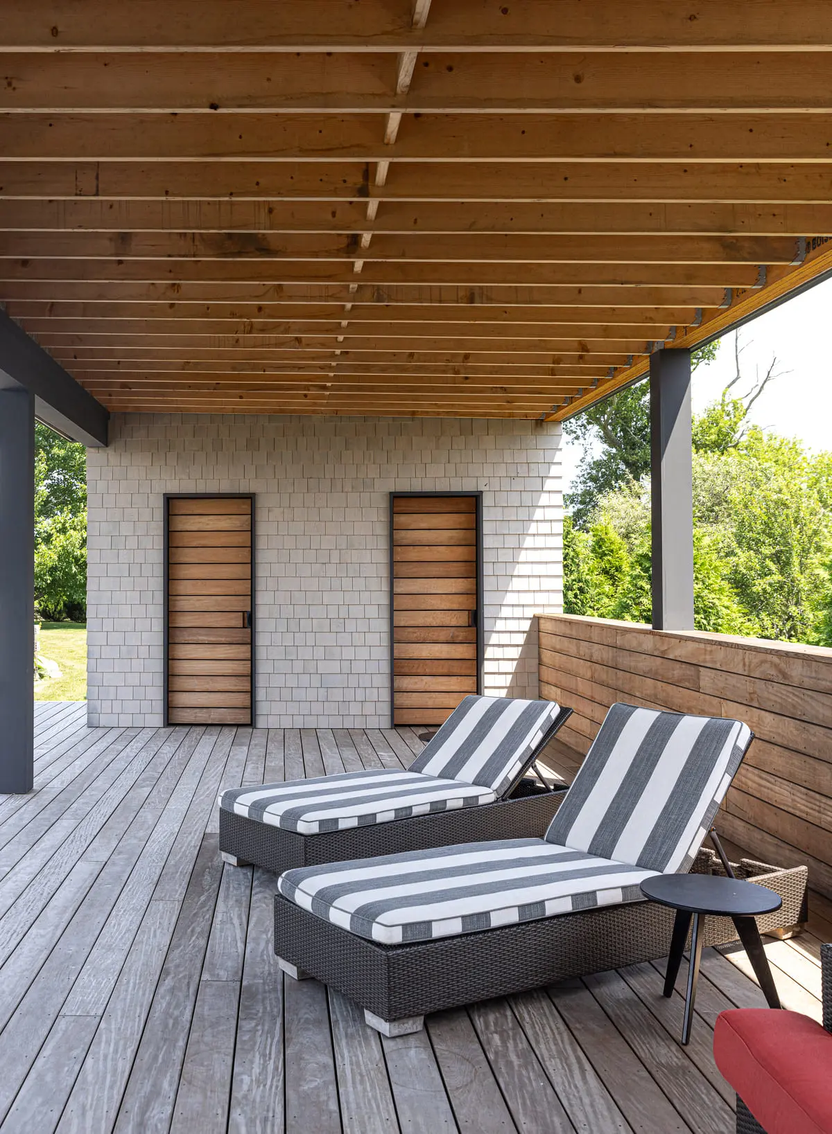 seapowet-covered-entryway-loung-chairs