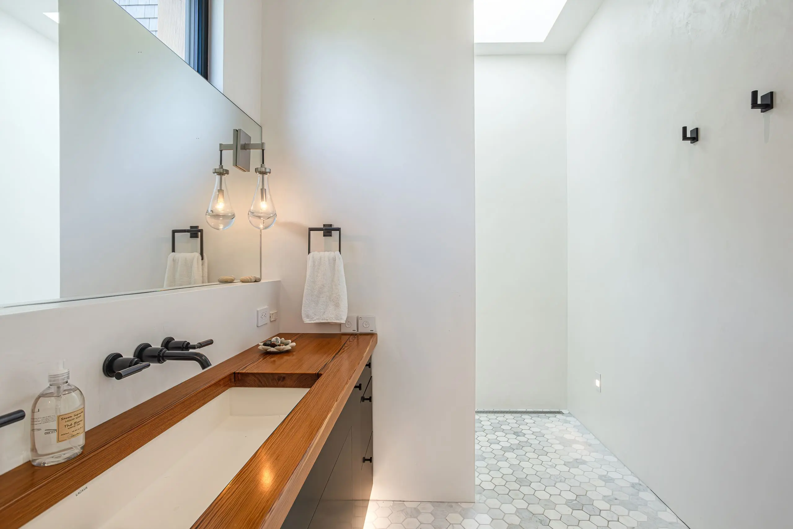 seapowet-bathroom-sink-angled